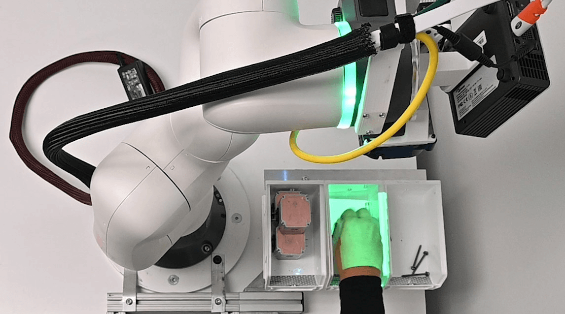 Cobot beleuchtet Abholbehälter