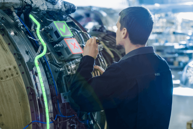 Fertigungsmitarbeiter nutzt projizierte Augmented Reality zur Montage einer Flugzeugturbine