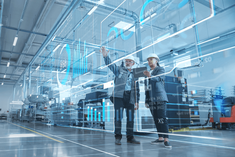 Fertigungsmitarbeiter betrachten Daten